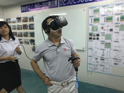 Nhân viên đang trải nghiệm thực tế ảo VR, ứng dụng trong xây dựng
